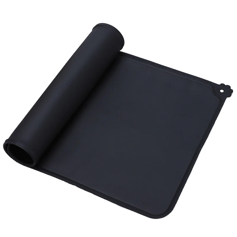 Tapis chien noir pour gamelle en caoutchouc résistant et durable. Image Roduit Boutiquechien