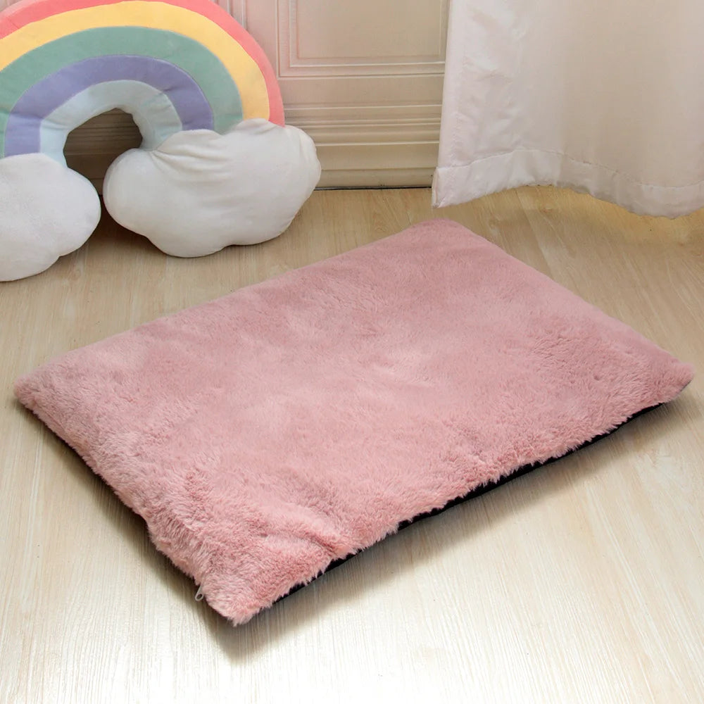 Tapis chien de couleur rose doux et moelleux pour les chiens. Le tapis est parfait pour les chiens avec en fond une peluche en forme d'arc en ciel. Image produit Boutiquechien