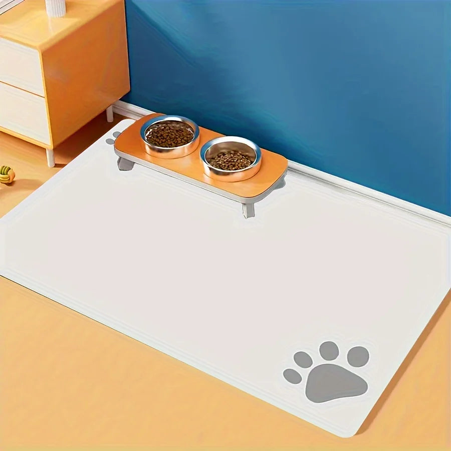 Tapis de protection pour chien de couleur blanc avec des pattes blanches sur le tapis de protection. Le tapis de protection est posé dans un salon design. Image produit Boutiquechien