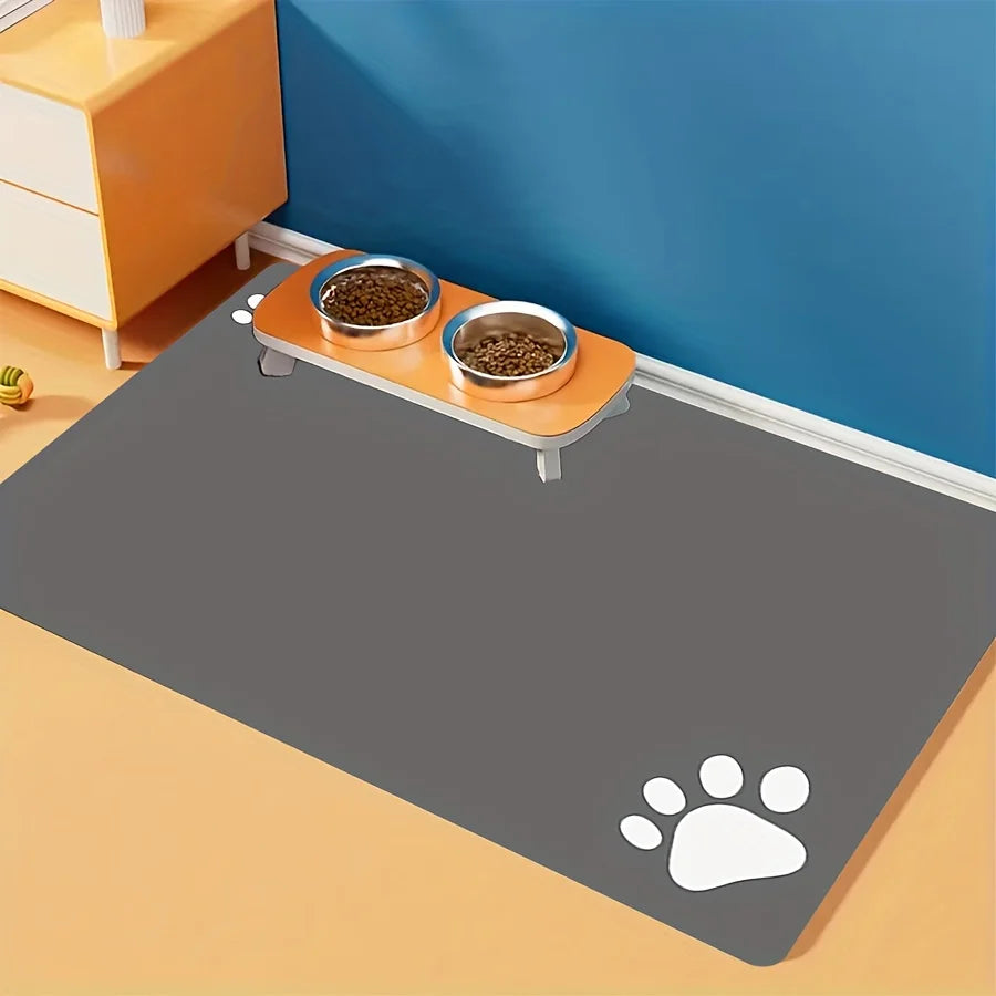 Tapis de protection pour chien de couleur gris avec des pattes blanches sur le tapis de protection. Le tapis de protection est posé dans un salon design. Image produit Boutiquechien