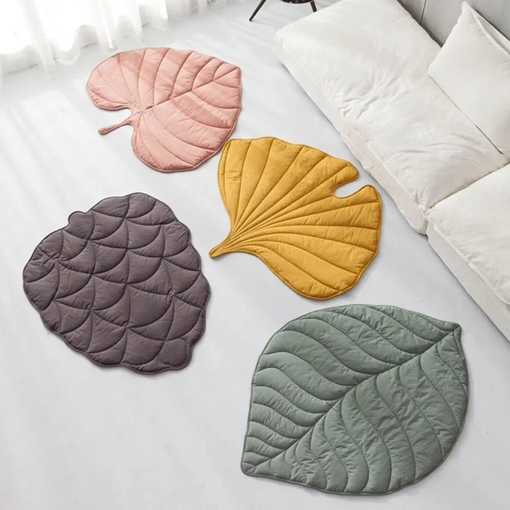 tapis élégant pour chien en forme de feuille. Les tapis sont posé dans une salon de couleur claire et design. Image produit Boutiquechien