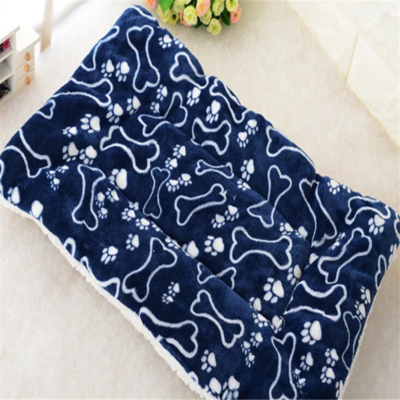 tapis doux pour chien de couleur bleu et blanc avec des formes d'os. Le tapis chien est posé sur un sol de couleur blanc. Image produit Boutiquechien