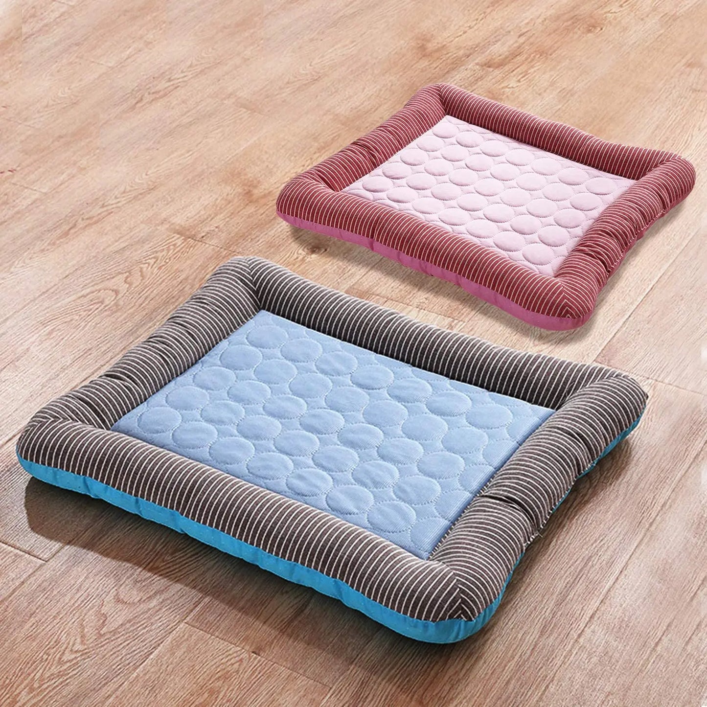 tapis rafraichissant pour chien de couleur bleu et rose sur un sol de couleurs claire. Image produit Boutiquechien