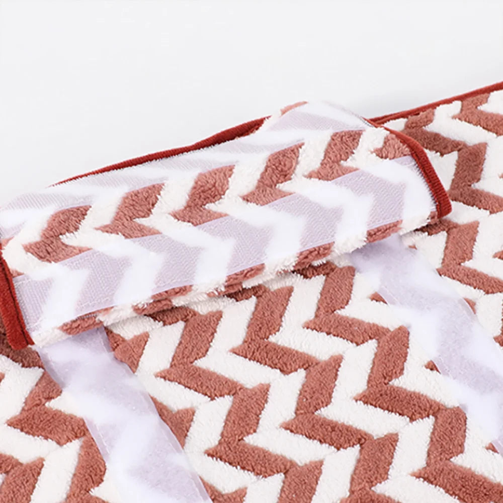 Attache du peignoir pour chien de couleur rouge et blanc avec scratch blanc. Image produit Boutiquechien