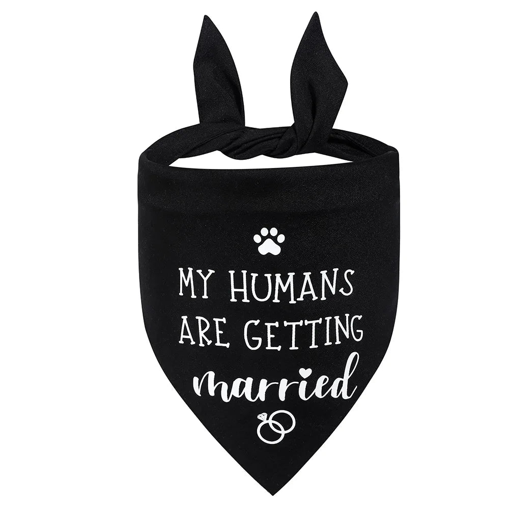 Bandana pour chien de couleur noir avec are getting married de boutiquechien