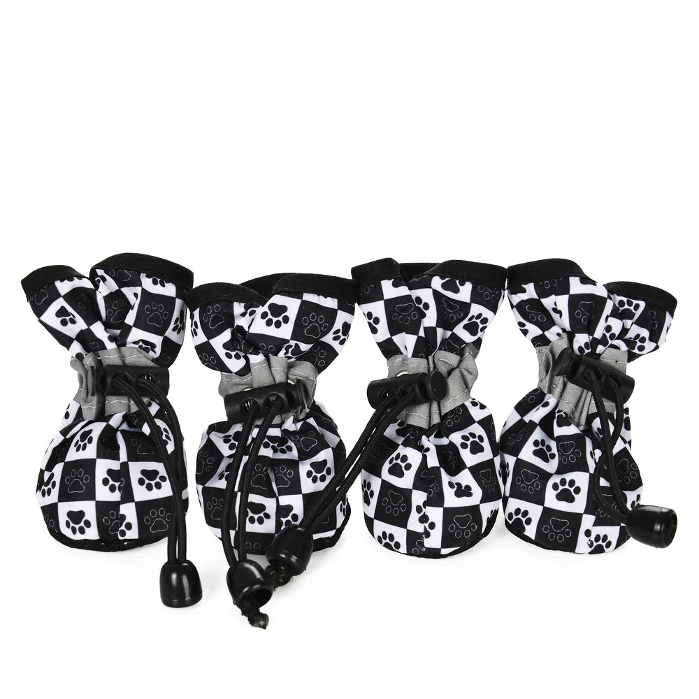 Bottes pour chiens de couleur blanc et noir avec des formes de pattes. Les bottes sont ajustable facilement. Image produit Boutiquechien