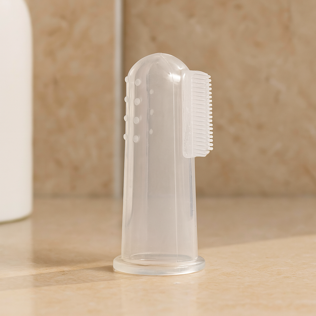 Brosse à dent doigt transparente pour chien mais en valeur sur du carrelage. Image produit Boutiquechien