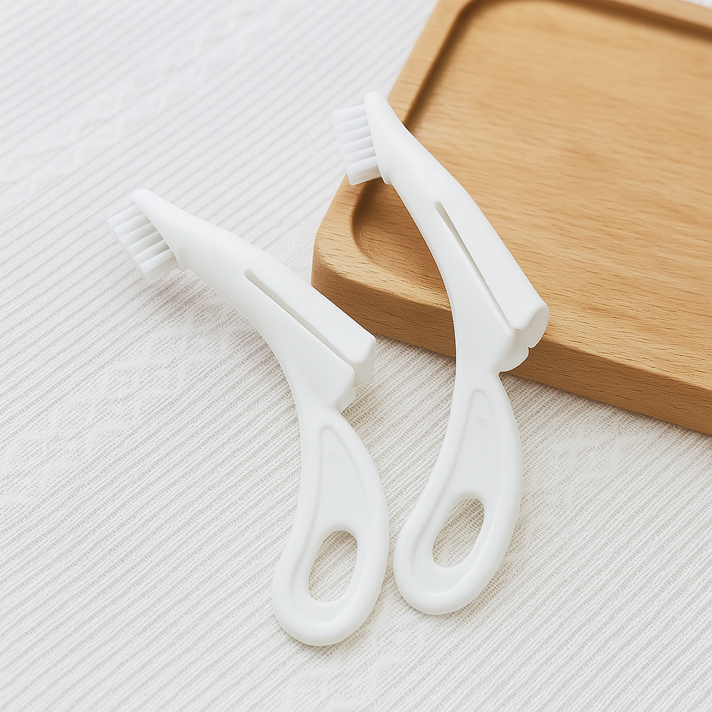 brosse a dent chien de couleur blanc posé dans un fond claire. Image produit Boutiquechien