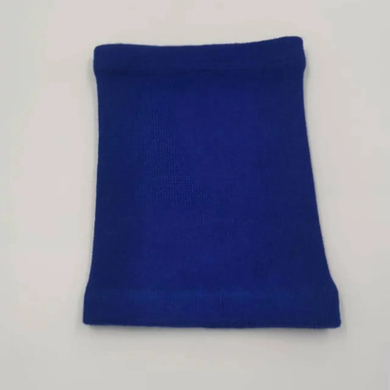 Cache cou et oreilles pour les chiens. le cache cou est de couleur bleu et il est posé dans un couleur gris. Image produit Boutiquechien