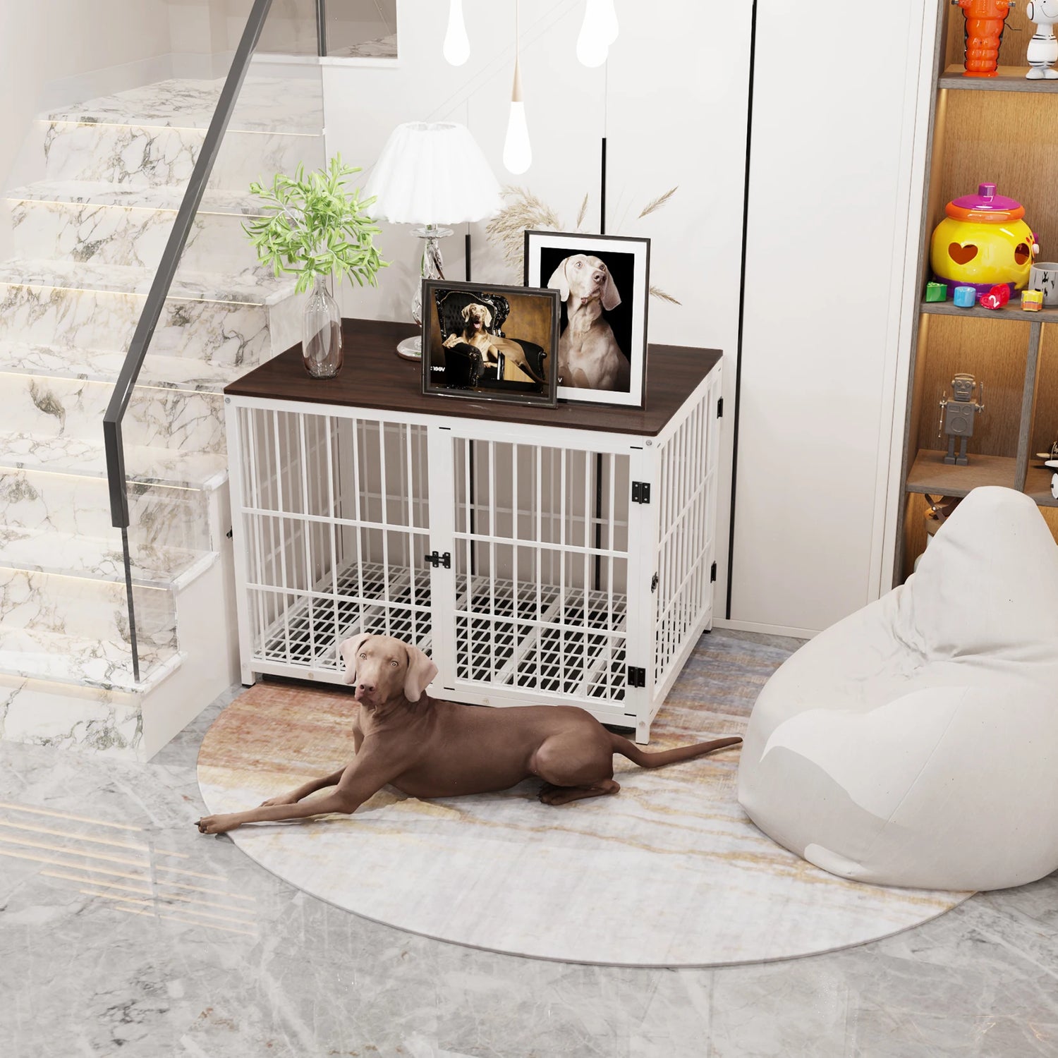 Cage chien blanc en forme de meuble avec un pouf blanc sur le côté avec des escaliers blanc en marbre. image produit Boutiquechien