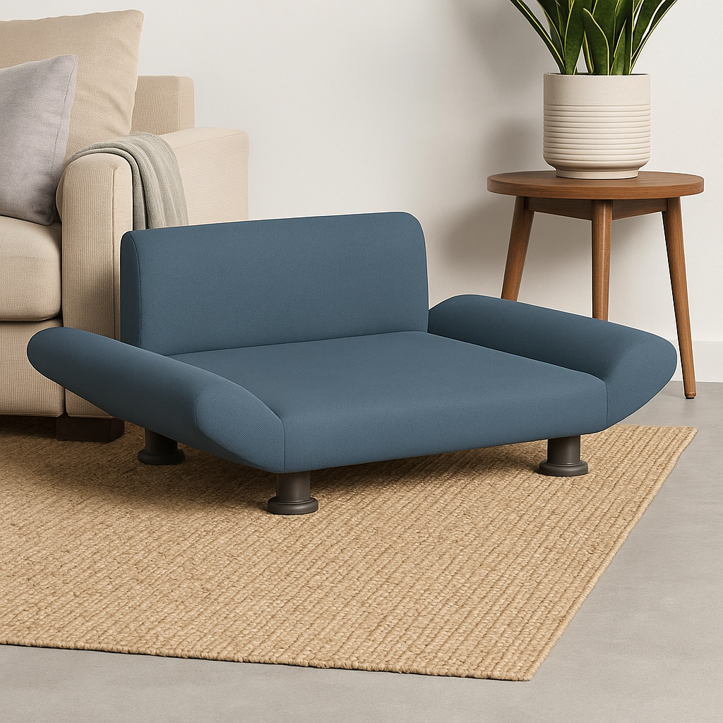 canapé gris foncé pour chien avec en fond un canapé de couleur beige claire, une plante verte et une table basse. Image produit Boutiquechien