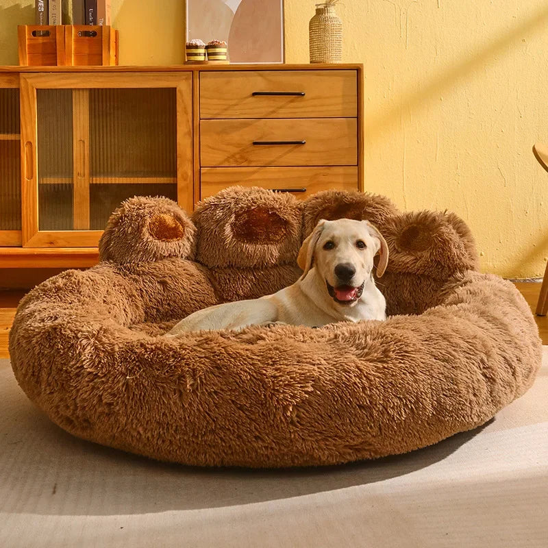 Panier chien xl posé dans un salon en bois chaleureux. Dans le panier chien xl il y a un grand chien blanc couché dedans. Image produit Boutiquechien
