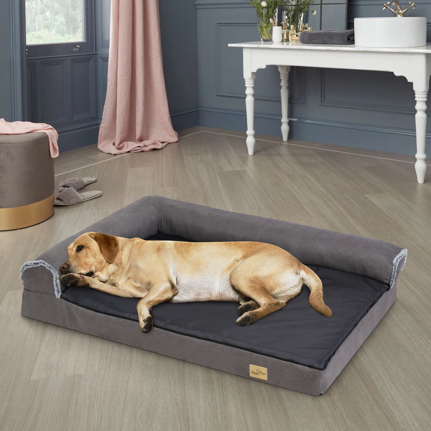 Grand chien couché sur son panier chien xl orthopédique pour un maintient optimal. Image produit Boutiquechien
