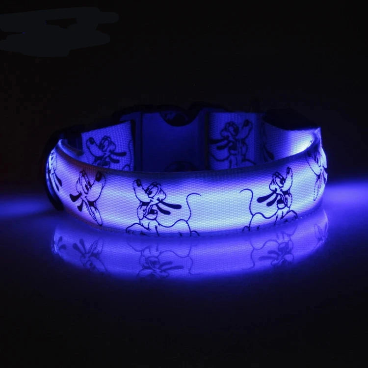 collier chien lumineux bleu. Le collier est parfait pour voir de nuit son chien. Image produit Boutiquechien