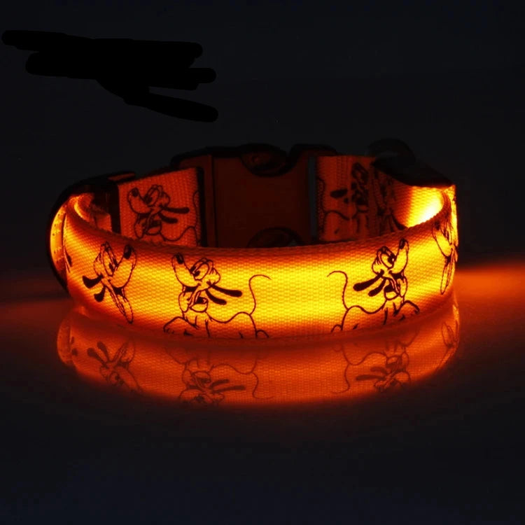 collier chien lumineux orange. Le collier est parfait pour voir de nuit son chien. Image produit Boutiquechien