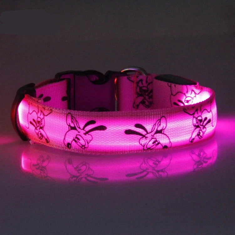 collier chien lumineux rose. Le collier est parfait pour voir de nuit son chien. Image produit Boutiquechien