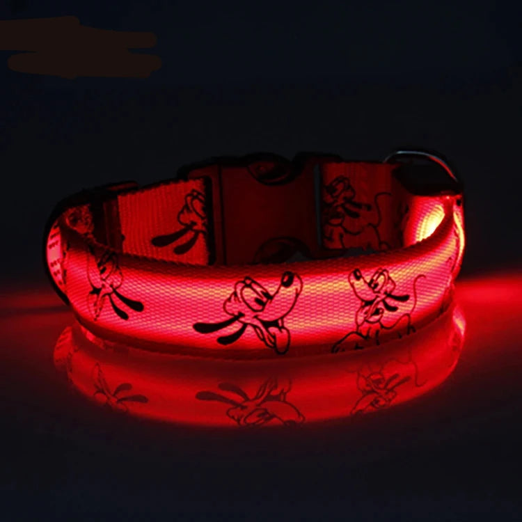 collier chien lumineux rouge. Le collier est parfait pour voir de nuit son chien. Image produit Boutiquechien
