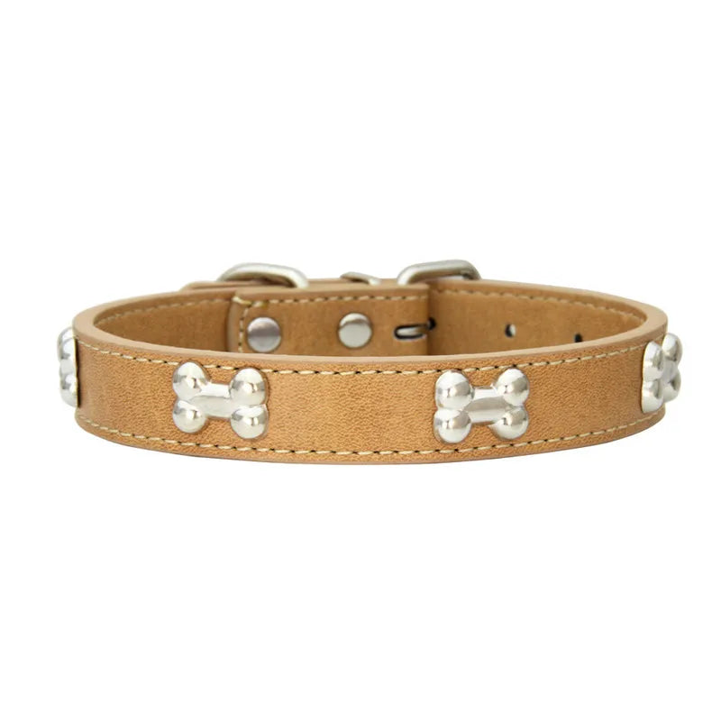 Collier style cuir de couleur beige pour chiot. Le collier possède des médaillons en forme d'os. Image produit Boutiquechien