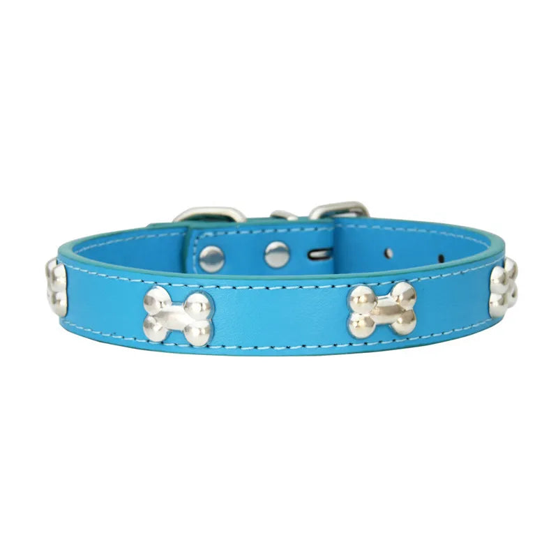 Collier style cuir de couleur bleu pour chiot. Le collier possède des médaillons en forme d'os. Image produit Boutiquechien