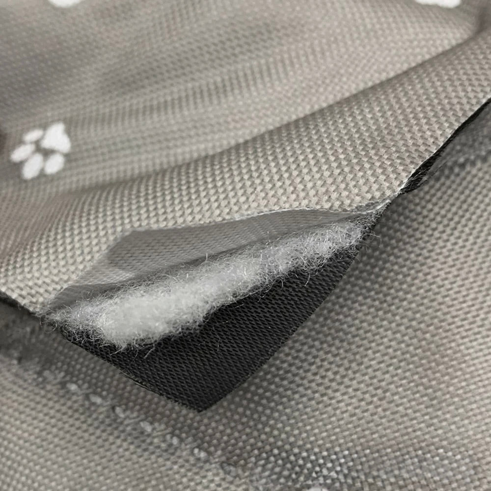 composition en nylon de la protection de coffre de couleur grise avec des formes de pattes et d'os. La protection sert à protéger les coffre de voiture contre les chiens. image produit Boutiquechien