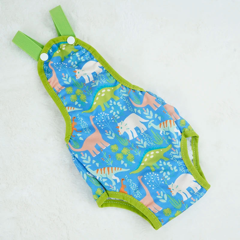 Couche à bretelle pour chien de couleur et vert avec des formes de dinosaures. Le produit est posé dans un fond blanc. Image produit Boutiquechien