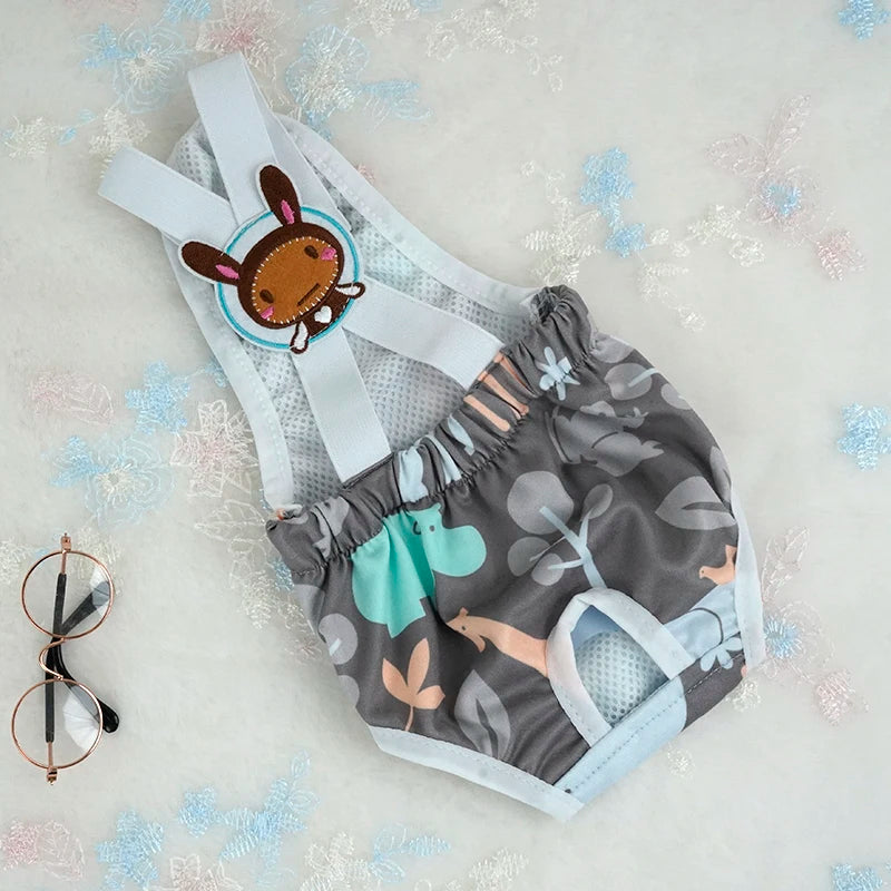 Couche à bretelle pour chien de couleur gris avec des formes de hippopotame. Le produit est posé dans un fond blanc. Image produit Boutiquechien