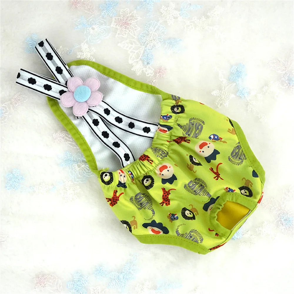 Couche à bretelle pour chien de couleur vert avec des formes d'homme. Le produit est posé dans un fond blanc. Image produit Boutiquechien