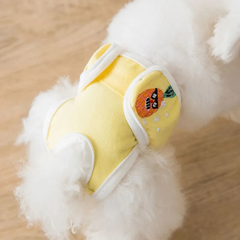 Couche jaune pour les petits chiens. Sur l'image il y a un petit chien blanc. Image produit Boutiquechien