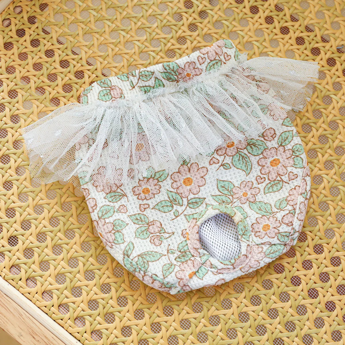 Couche pour chien de couleur blanche à fleur. Image produit Boutiquechien