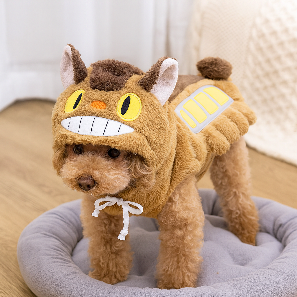 Déguisement chat brun japonais sur un petit chien de couleur brun. Le petit chien est debout dans un panier plat gris de boutiquechien avec un fond blanc de boutiquechien