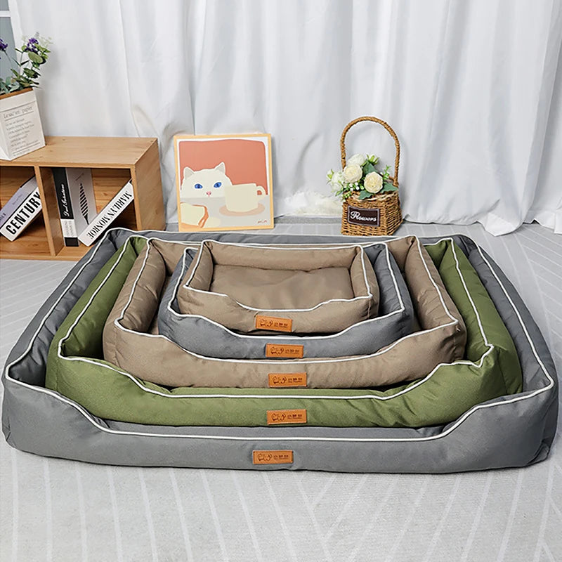 Voici les différentes tailles du panier chien xl chinois. Le panier chien xl est posé dans vers un rideau gris qui est près de de commode en bois et de panier en osier avec des fleurs. Image produit Boutiquechien