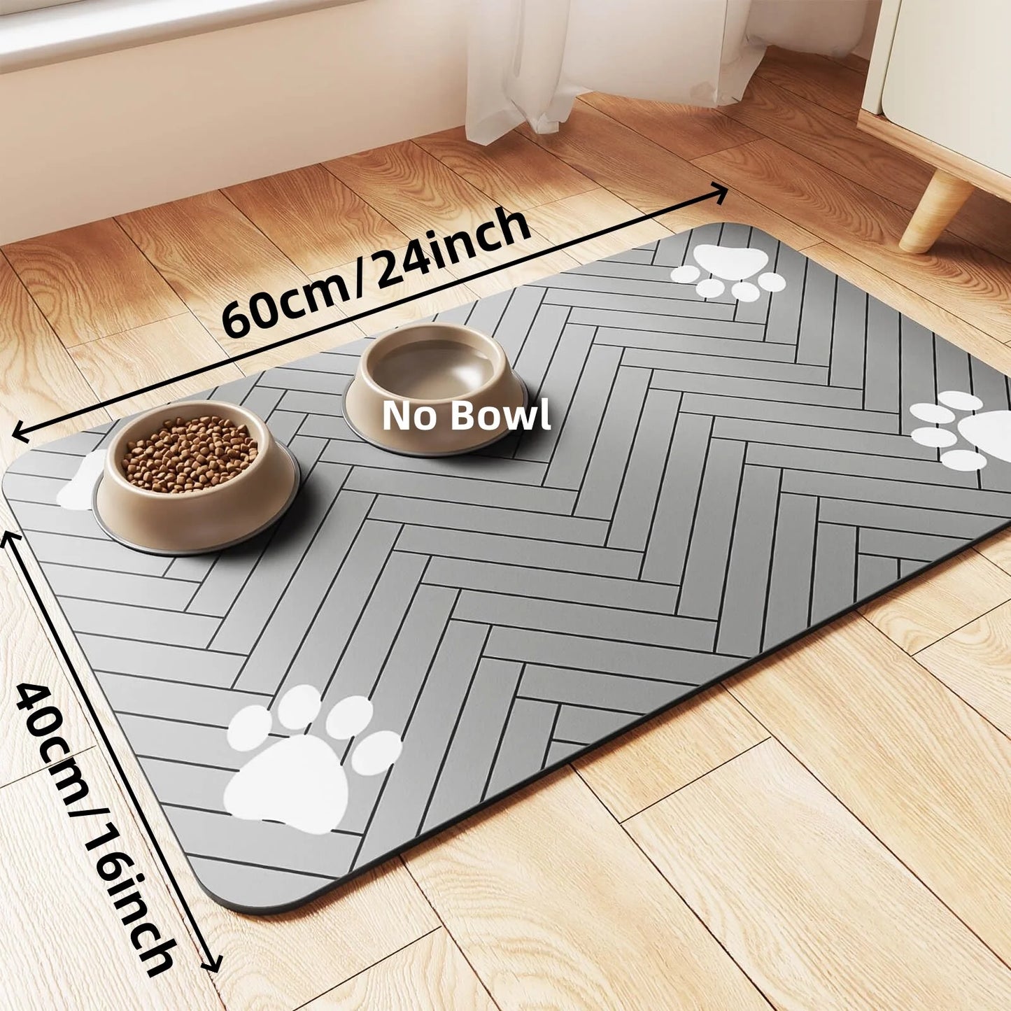 Tapis pour gamelle de couleur noir avec 4 formes de pattes de chaque côté du tapis gamelle. Le tapis gamelle chien est de couleur gris et il est posé dans un salon de couleur claire. Image produit Boutiquechien