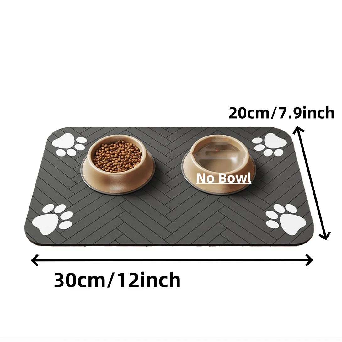 Tapis pour gamelle de couleur noir avec 4 formes de pattes de chaque côté du tapis gamelle. Le tapis gamelle chien est de couleur noir et il est posé dans un salon de couleur claire. Image produit Boutiquechien