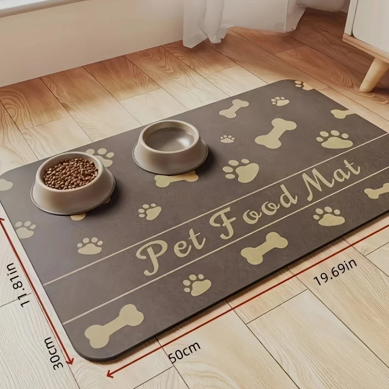 dimension total du tapis chien caoutchouc de couleur foncé avec des formes de pattes et d'os. Image produit Boutiquechien