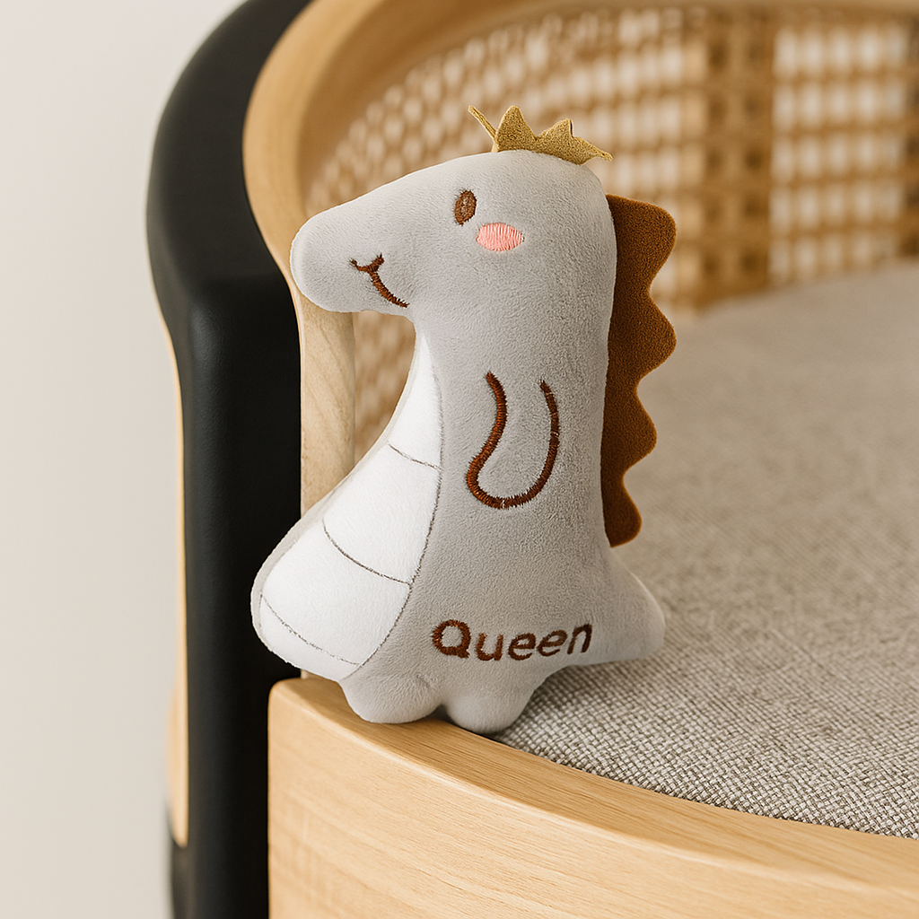 Dinosaure gris posé sur un chaise en bois. Image produit Boutiquechein