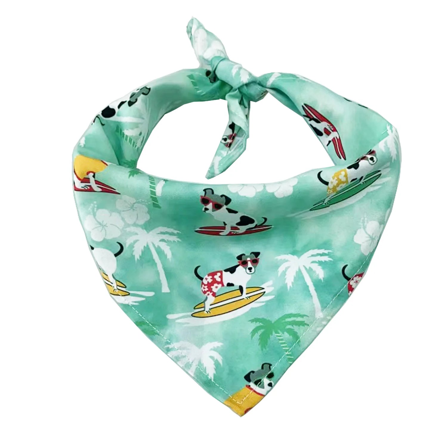 Foulard pour chien de couleur vert avec des palmiers. Sur le foulard il y a des chiens avec des lunettes de soleil qui font sur Surf. Image produit Boutiquechien
