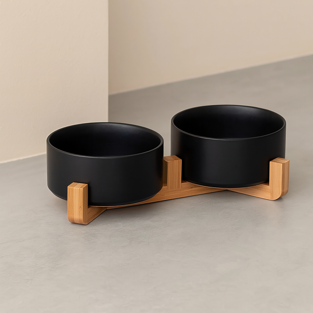 gamelle double pour chien de couleur noir et bois avec un fond claire. Image produit Boutiquechien