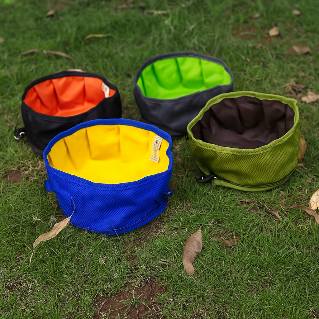 gamelle pour chien pliante de couleur différente sur une herbe verte. Image produit Boutiquechien