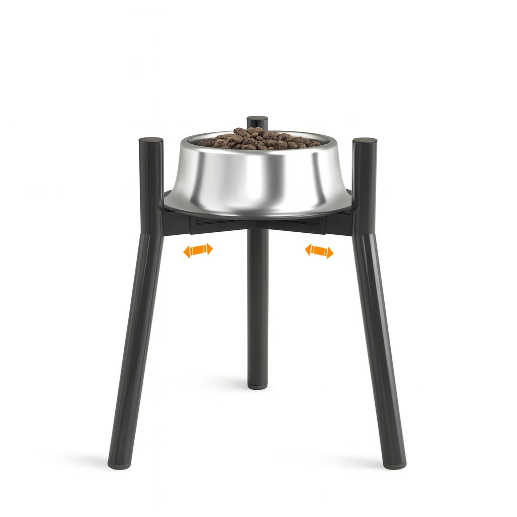 Support de gamelle sureleve de couleur noir avec une gamelle en inox avec des croquettes dedans. image produit Boutiquechien
