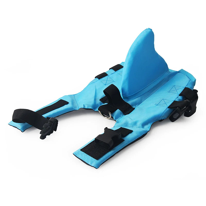 Gilet de sauvetage pour chien de couleur bleu avec une forme de requin de couleur orange et noir. Image produit Boutiquechien