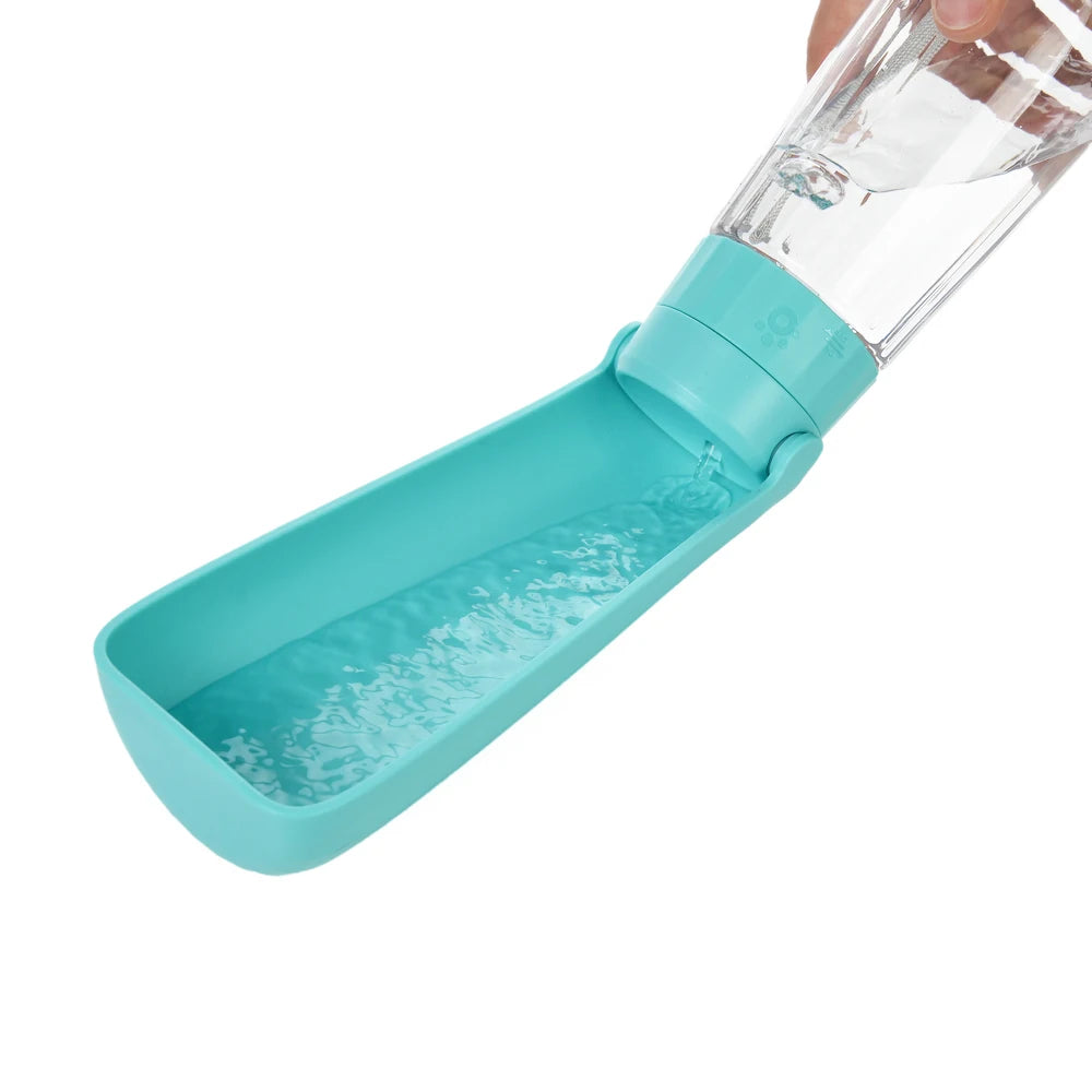 gourde pour chien bleu fonctionnement de l'eau. La gourde est tenu par une main qui alimente l'eau qui coule. Image produit Boutiquechien