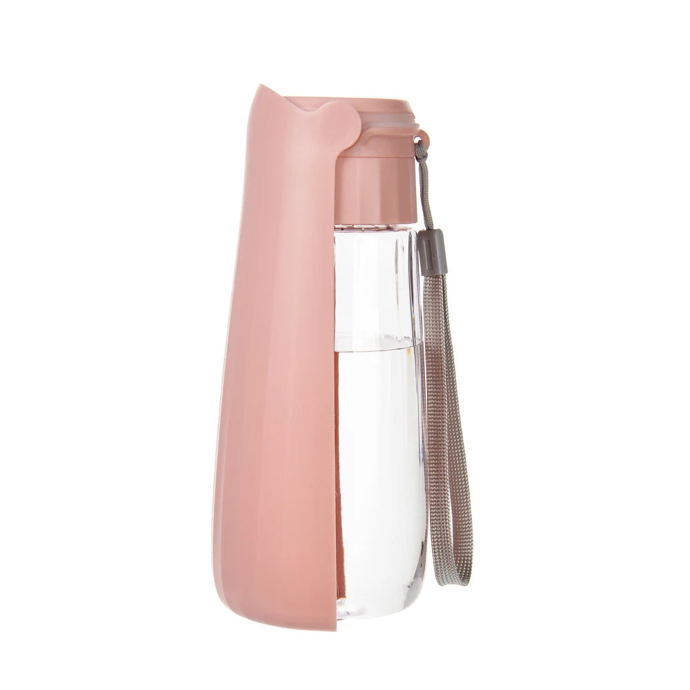 gourde pour chien de couleur abricot avec gamelle intégré abricot. La gourde possède une lanière grise pour tenir la gourde chien. Image produit Boutiquechien