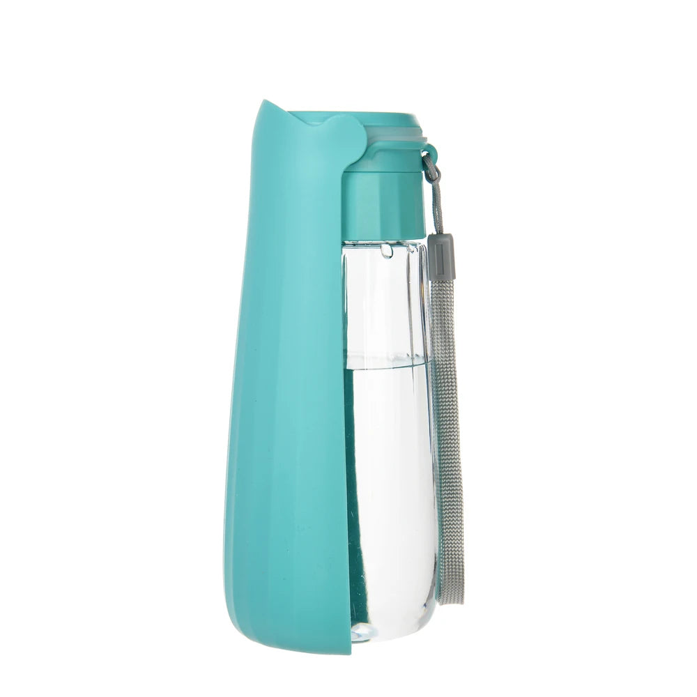 gourde pour chien de couleur bleu avec gamelle intégré bleu. La gourde possède une lanière grise pour tenir la gourde chien. Image produit Boutiquechien