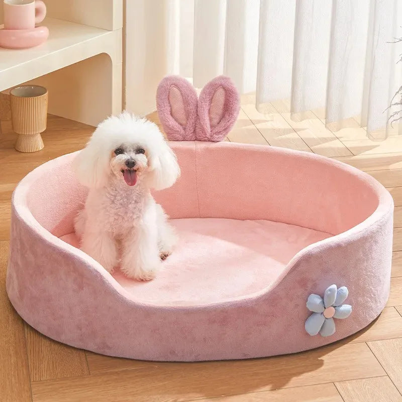 le grand panier pour chien rose xl possède des oreilles de lapin accrocher et une fleur cousu sur le panier