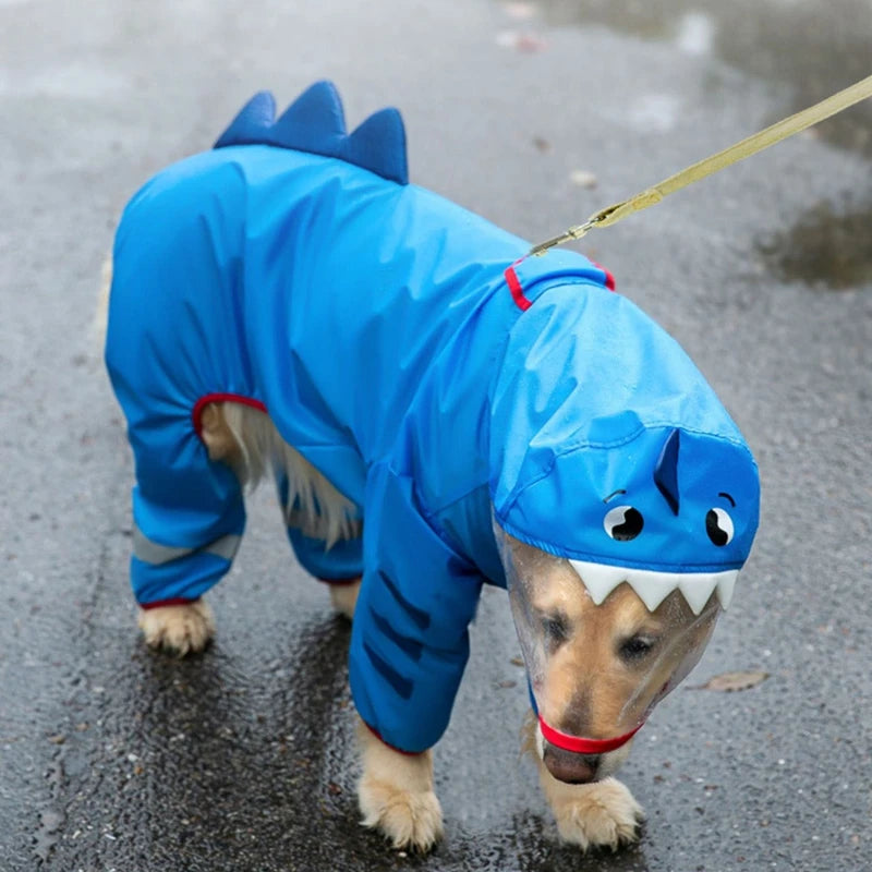 Gros chien de couleur blanc portant un énorme imperméable bleu en forme de requin sur un sol béton. Image produit Boutiquechien