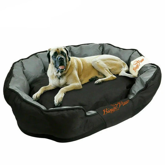 gros chien couché dans son panier noir avec un écriteau orange dans un panier noir et gris pour chien. Le chien est grand et blanc pour gros chien. Image boutiquechien