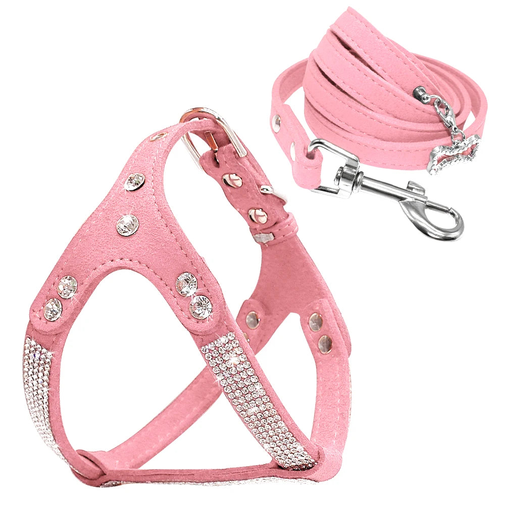 Harnais chien durable et résistant avec des paillettes sur le chien. Le harnais possède des paillettes et il est de couleur rose. Image produit Boutiquechien