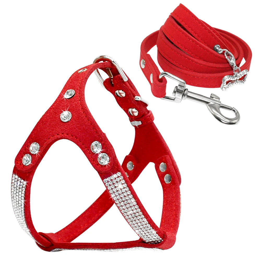 Harnais chien durable et résistant avec des paillettes sur le chien. Le harnais possède des paillettes et il est de couleur rouge. Image produit Boutiquechien