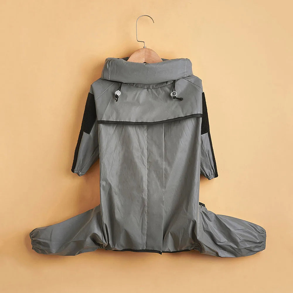 imperméable de couleur gris réfléchissant sur un fond orange de boutiquechien
