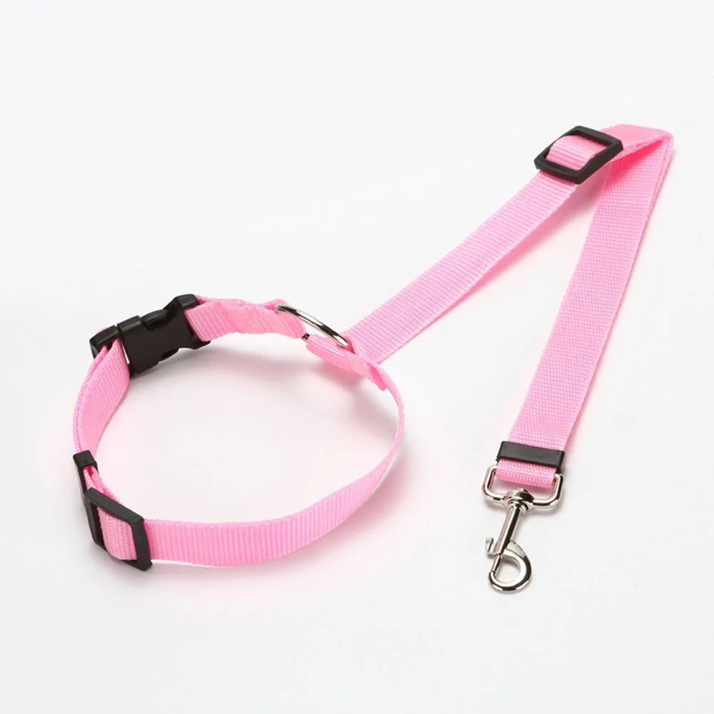 Laisse de sécurité pour chien de couleur rose maintenant son chien avec ke repose tête de sa voiture. La laisse est en nylon. Image produit Boutiquechien